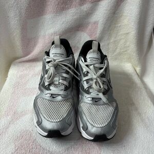 Nike Zoom Air Fire
Photon Dust White Smoke Grey Metallic Silver (Women's) Sz 9
